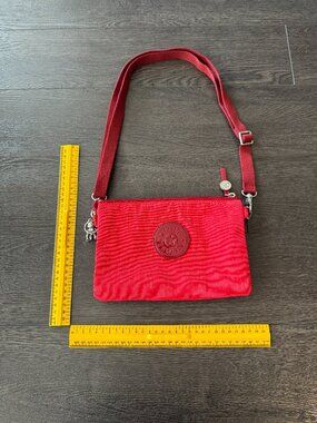 KIPLING THREE POCKET RED CROSS BODY BAG ADJUSTABLE STRAP PREOWNED
